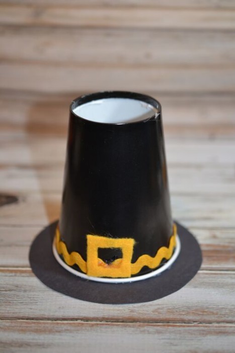 Thanksgiving turkey crafts abound, so why not mix things up a little with a pilgrim hat instead? This pilgrim hat craft makes a cute table setting or thanksgiving craft for kids. Add some popcorn and they are tasty too!