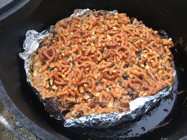 Se sei un appassionato di campeggio o di preparazione o semplicemente ami cucinare con la ghisa, amerai queste ricette di dessert in forno olandese. Alcuni dei migliori dessert in forno a vapore sono spesso i più semplici're into camping or preparedness or just love cooking with cast iron, you'll love these dutch oven dessert recipes. Some of the best dutch oven desserts are often the simplest