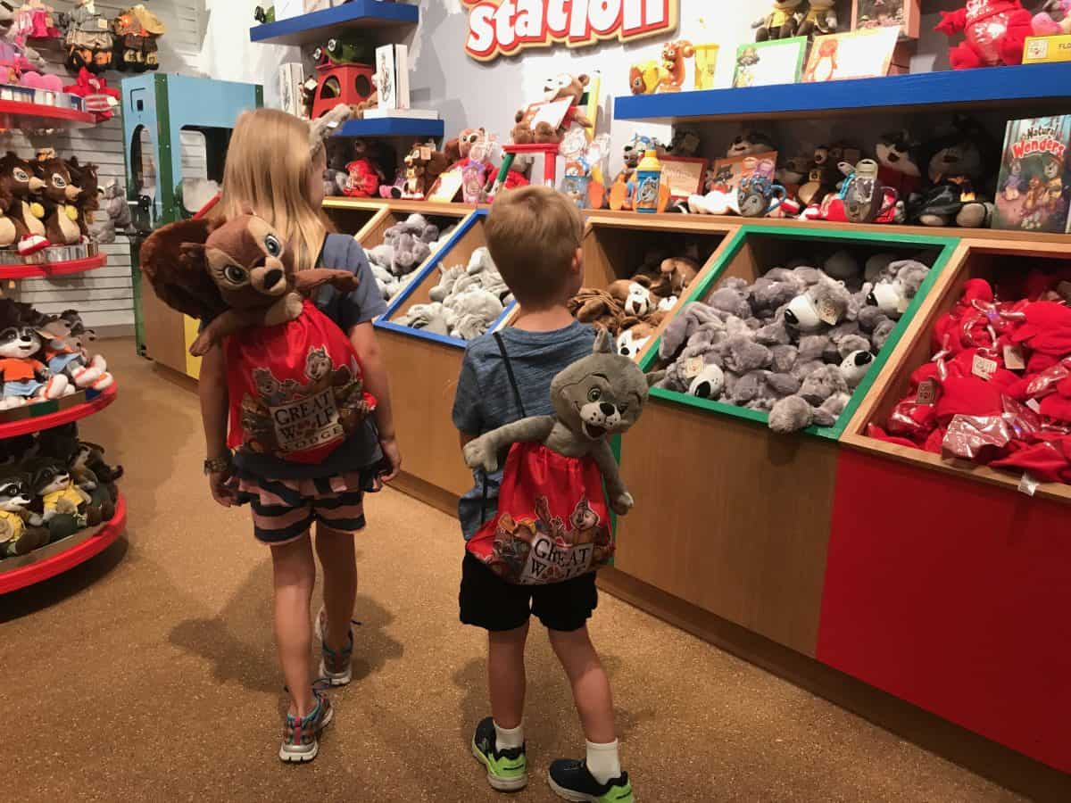 kids with stuffed animals at great wolf lodge creation station