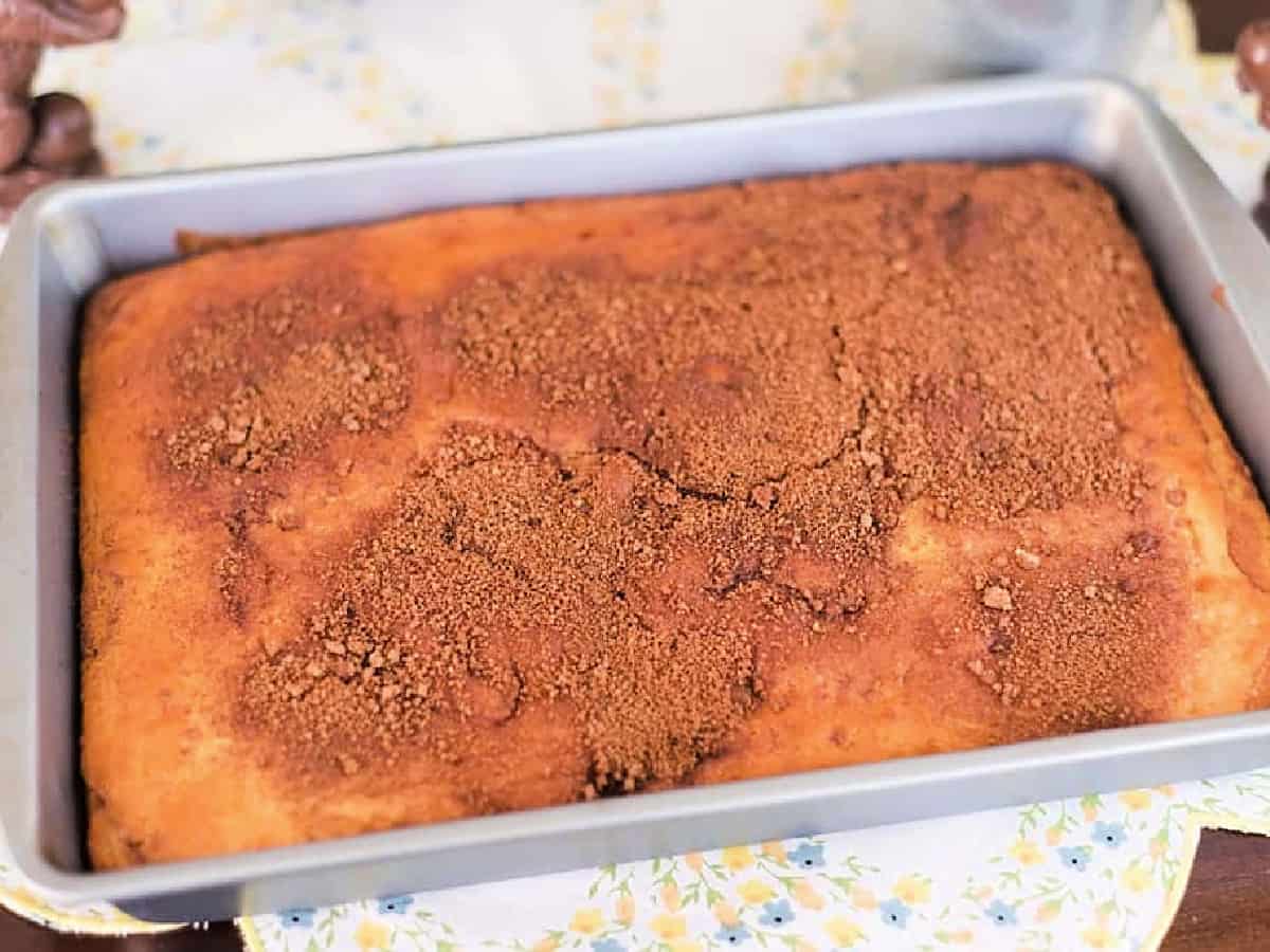Baked honey bun cake