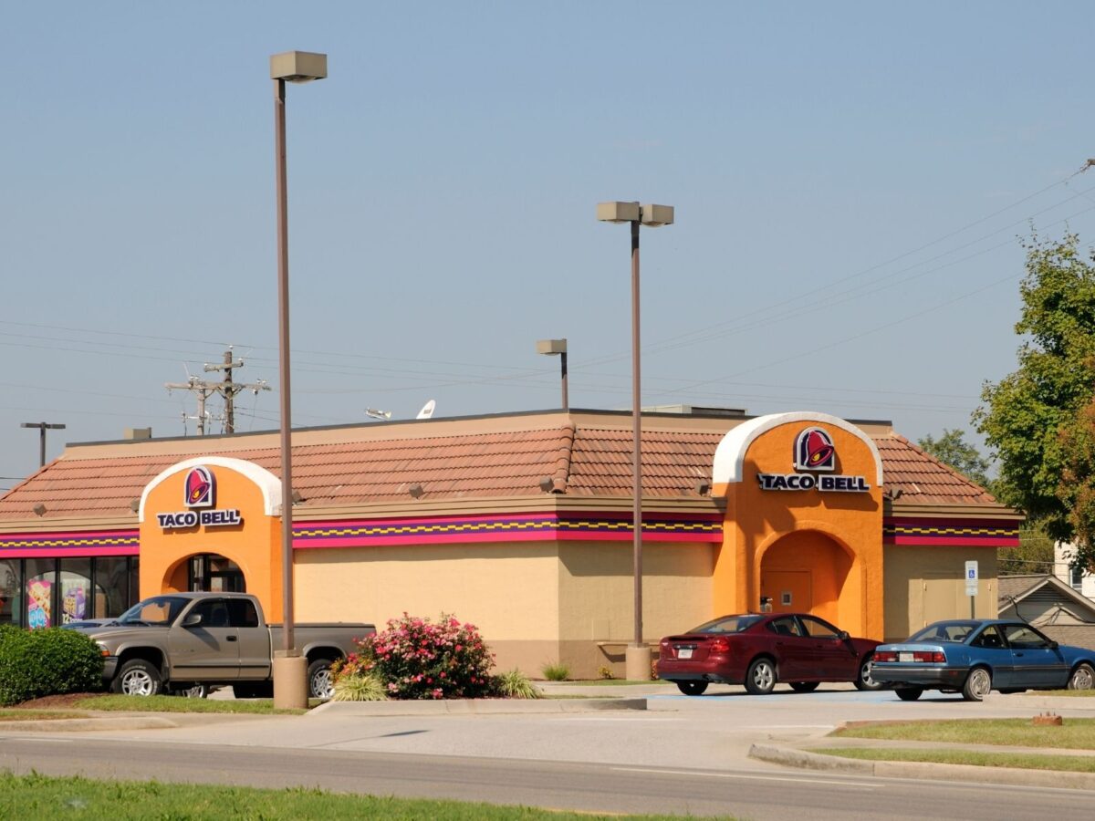 Picture of a Taco Bell building and parking lot.